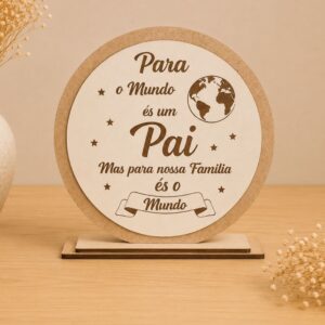 Placa de Mesa em Madeira "Para a Nossa Família és o Mundo"